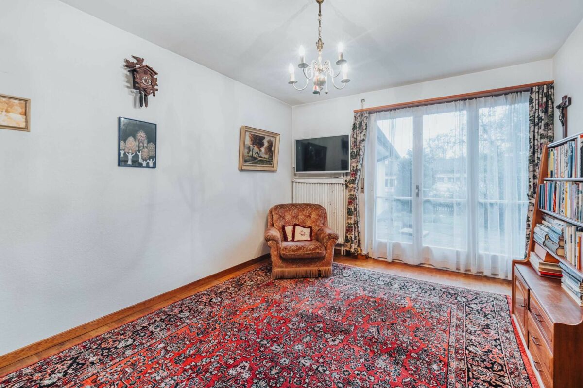 Klassisches Wohnzimmer mit Teppich und Balkonblick