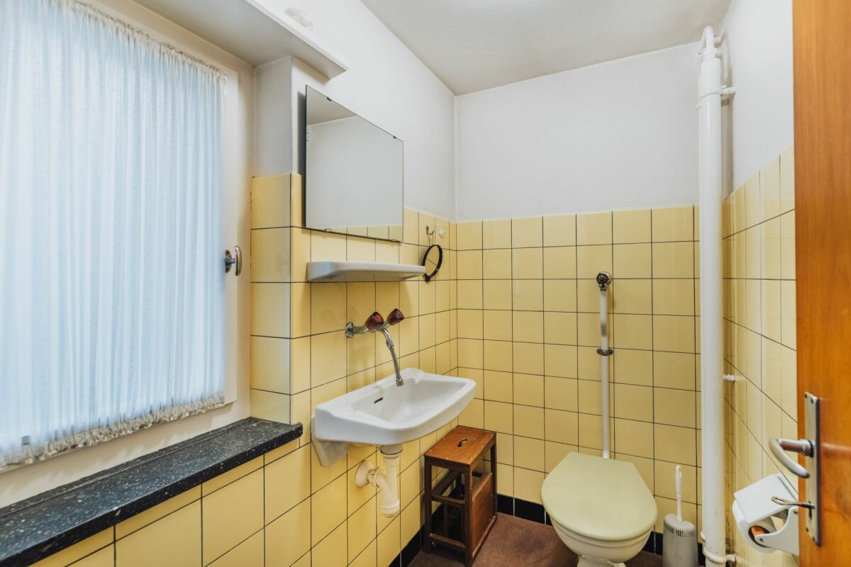 Badezimmer mit WC und Waschbecken