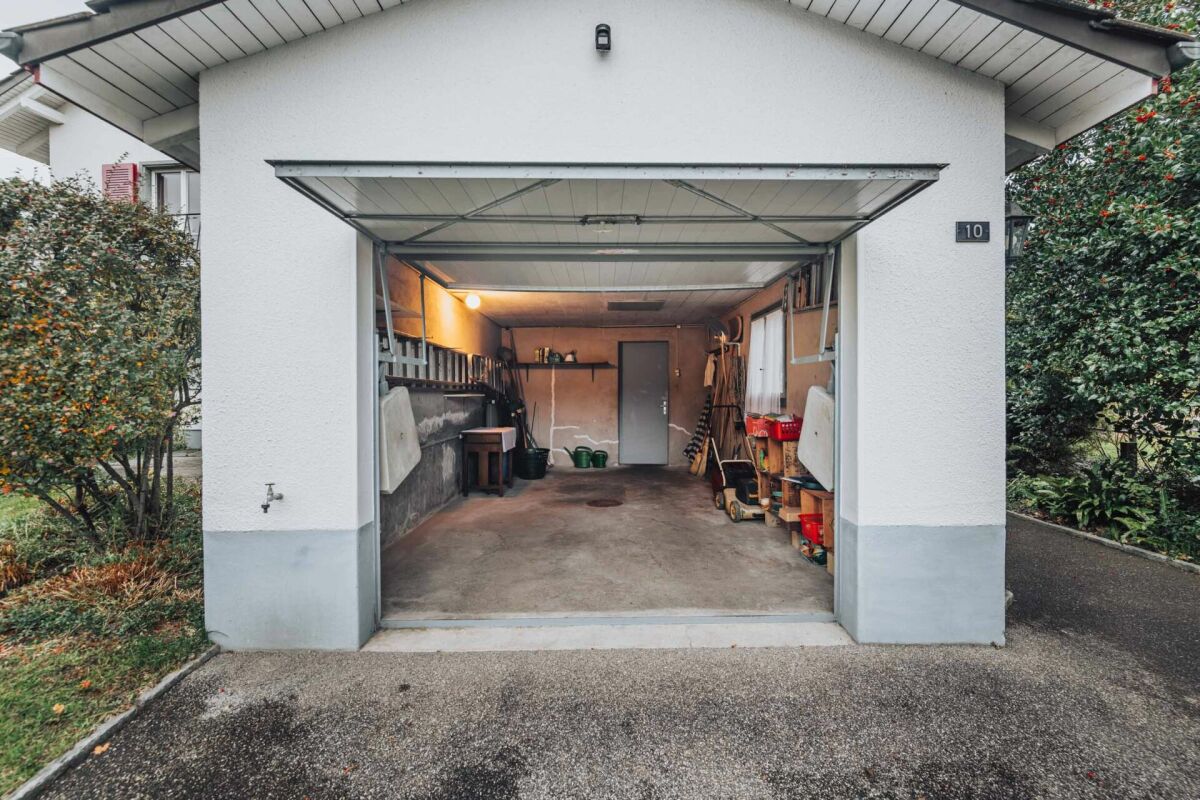 Garage mit geöffneter Tür