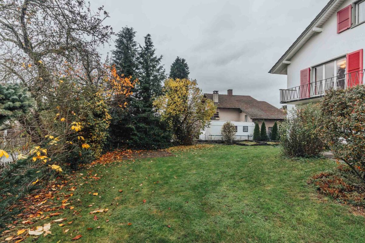 Garten mit Hausfassade