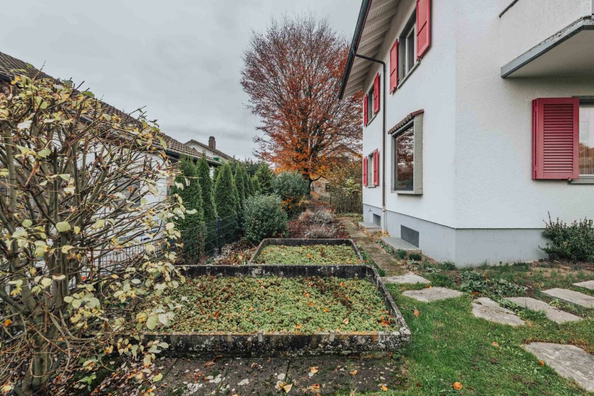 Gartenansicht mit Hausfassade