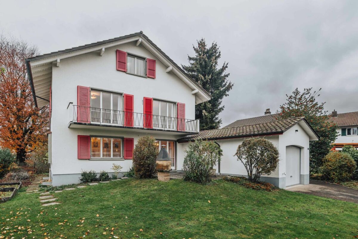 Einfamilienhaus mit Balkon und Garage
