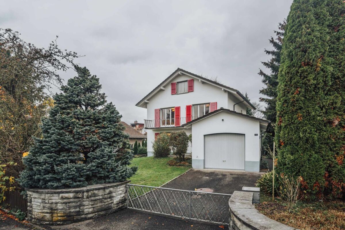 Einfamilienhaus mit Garten und Garage