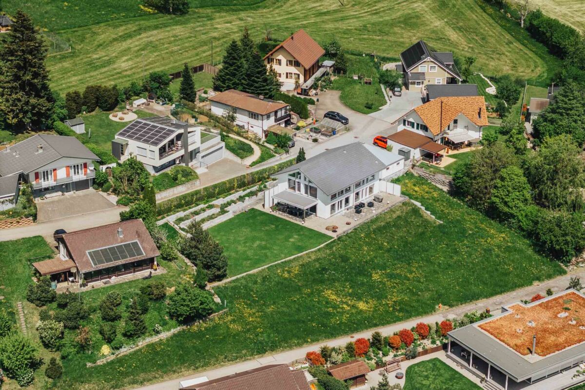 Luftaufnahme eines Wohngebiets mit Einfamilienhäusern