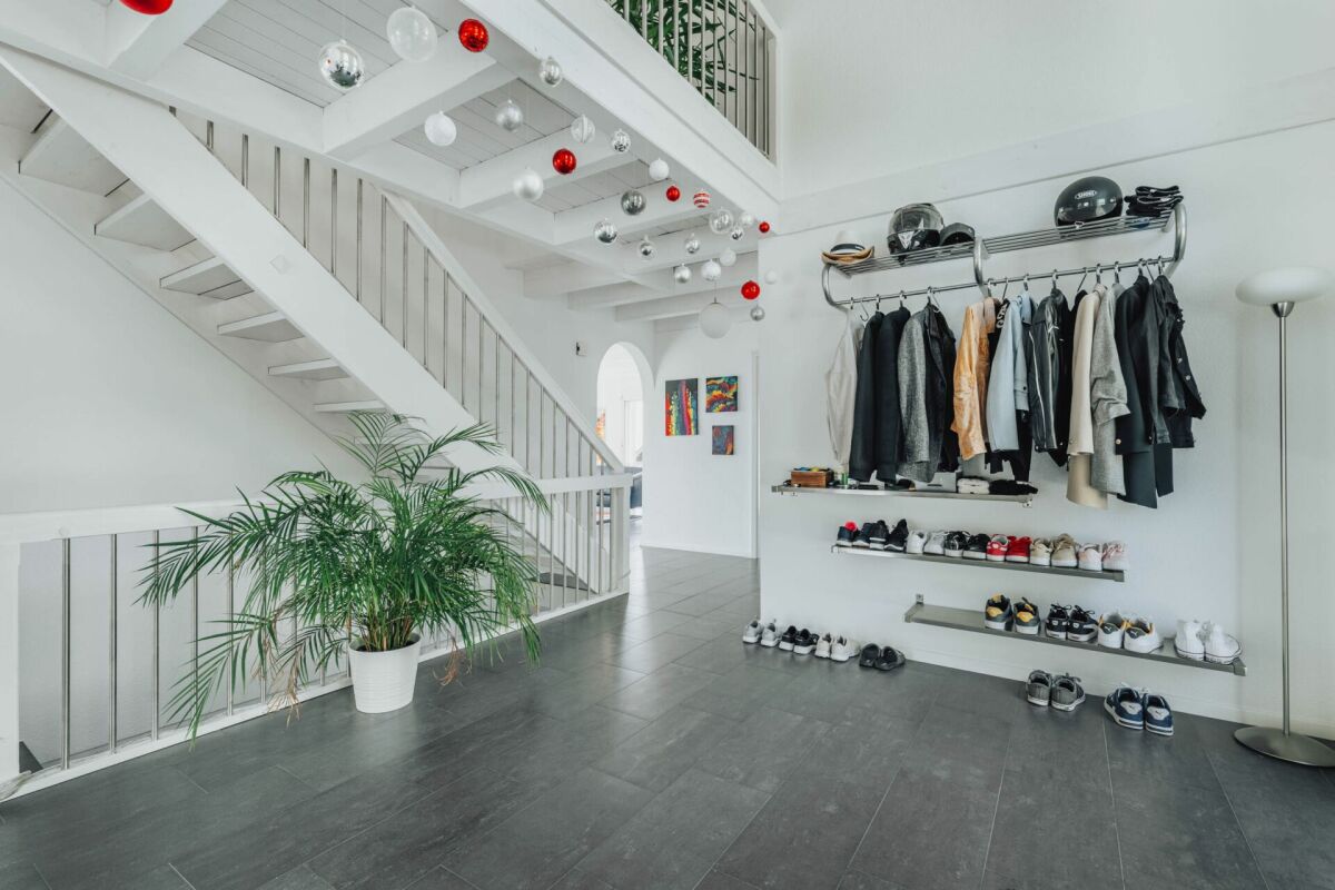 Heller Eingangsbereich mit Galerie und Garderobe