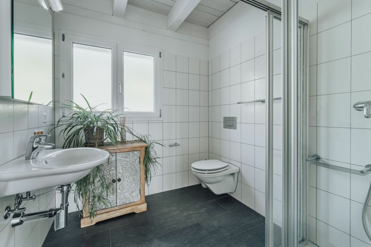 Helles Badezimmer mit Dusche und WC