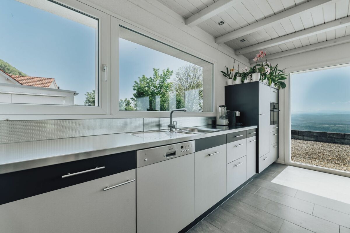 Moderne Küche mit Panoramablick