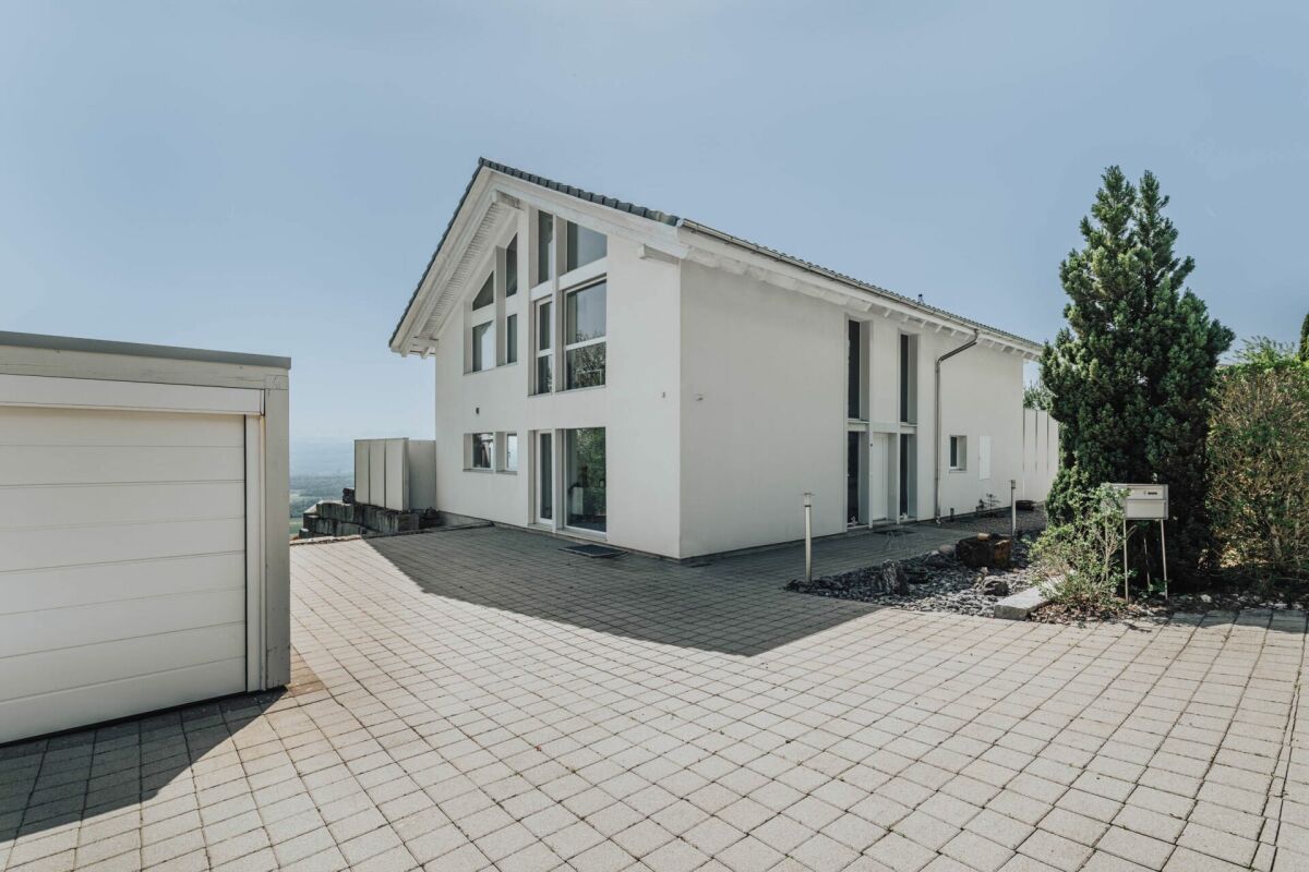 Modernes Einfamilienhaus mit gepflasterter Zufahrt