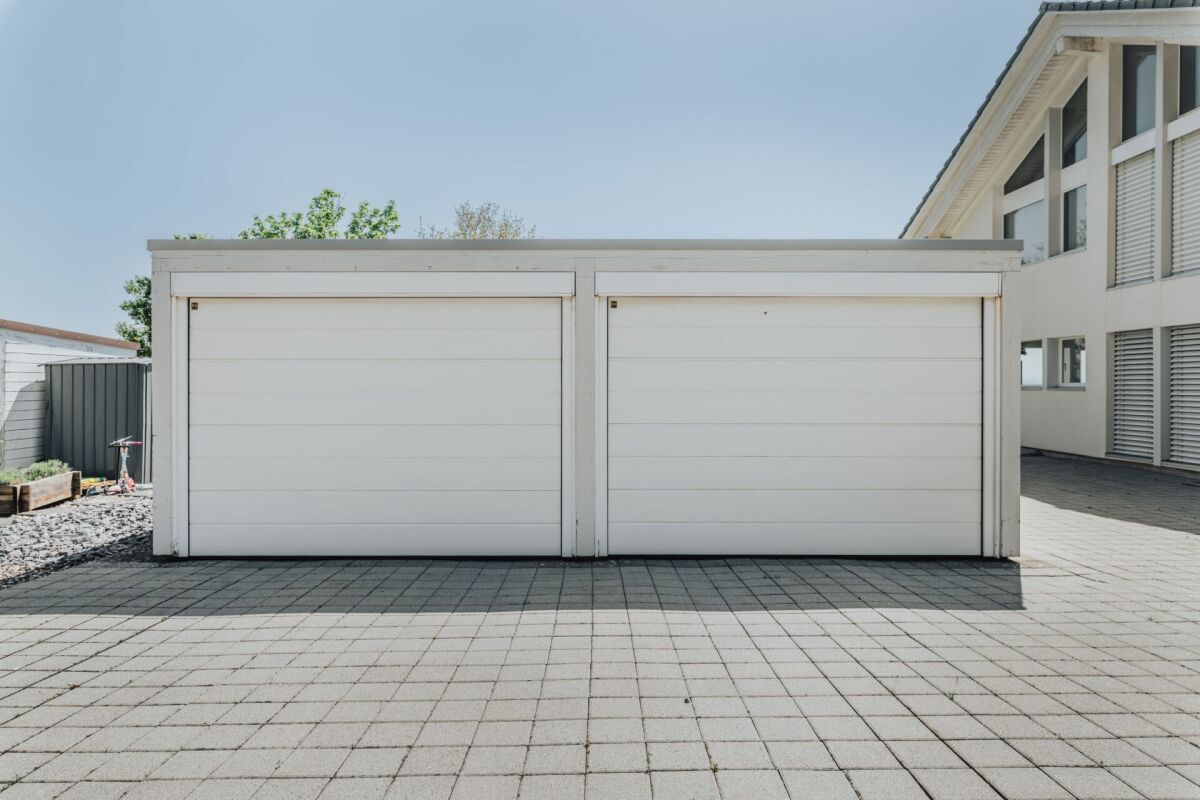 Doppelte Garagen mit gepflastertem Vorplatz