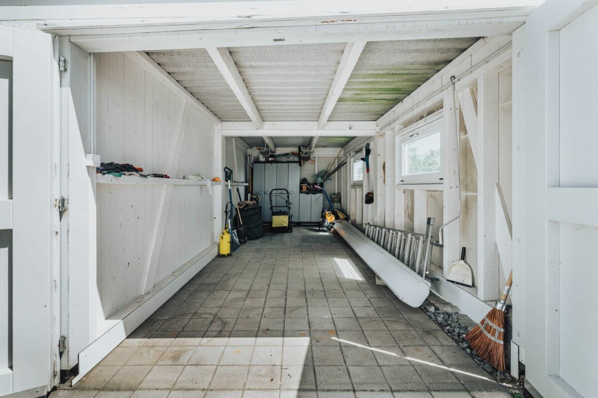 Innenraum einer schmalen Garage oder eines Schuppens
