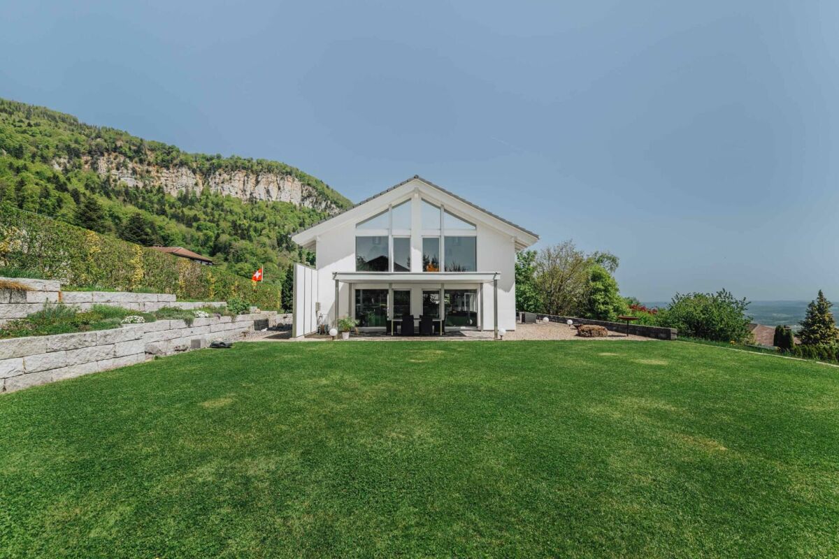 Modernes Haus mit großem Garten und Bergblick