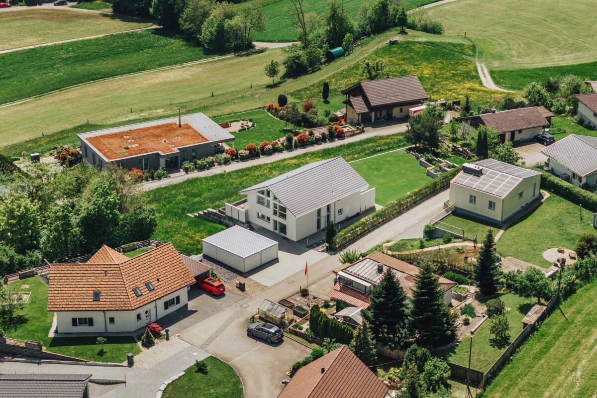 Luftaufnahme einer ländlichen Wohnsiedlung