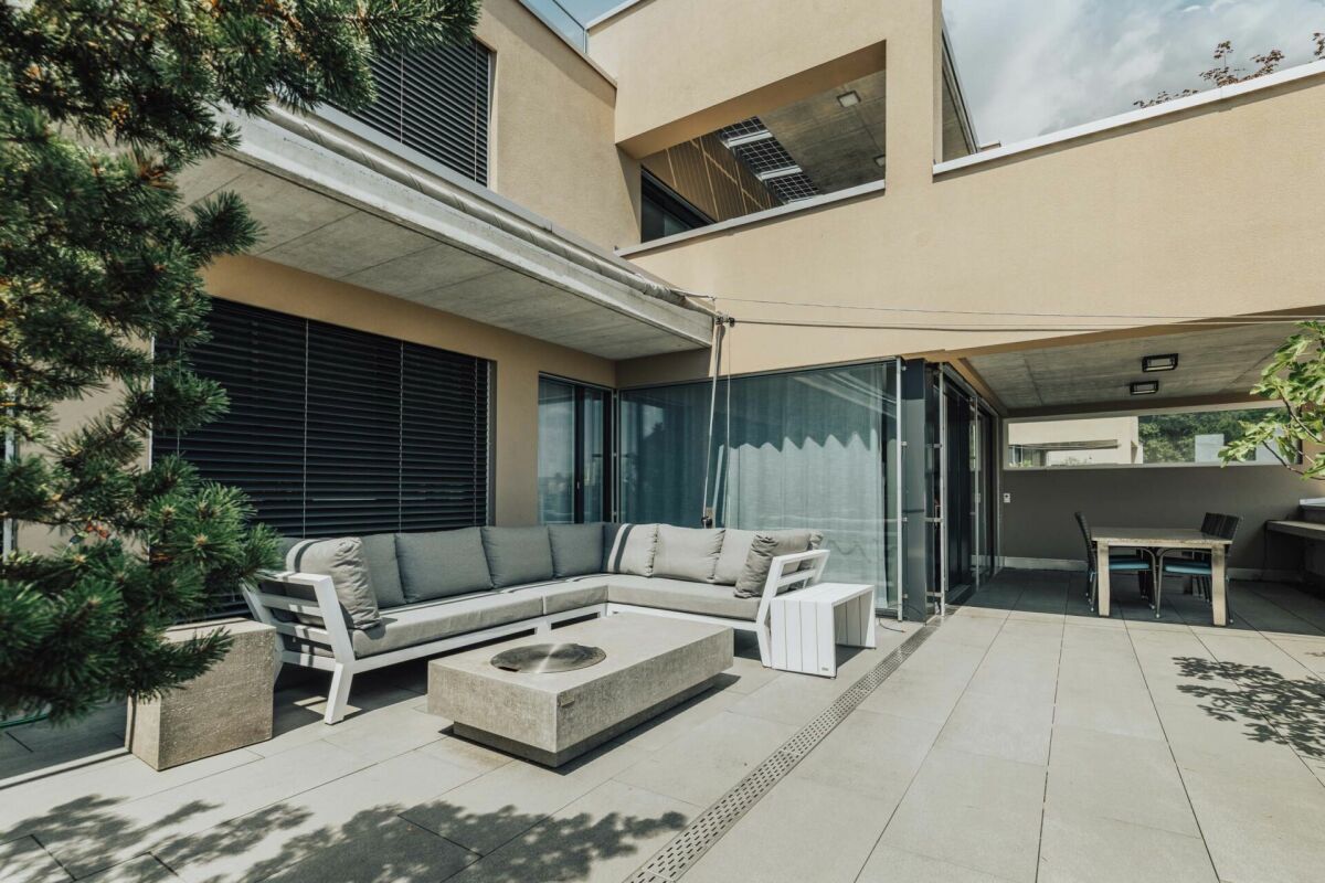 Moderne Terrasse mit Sitzgruppe