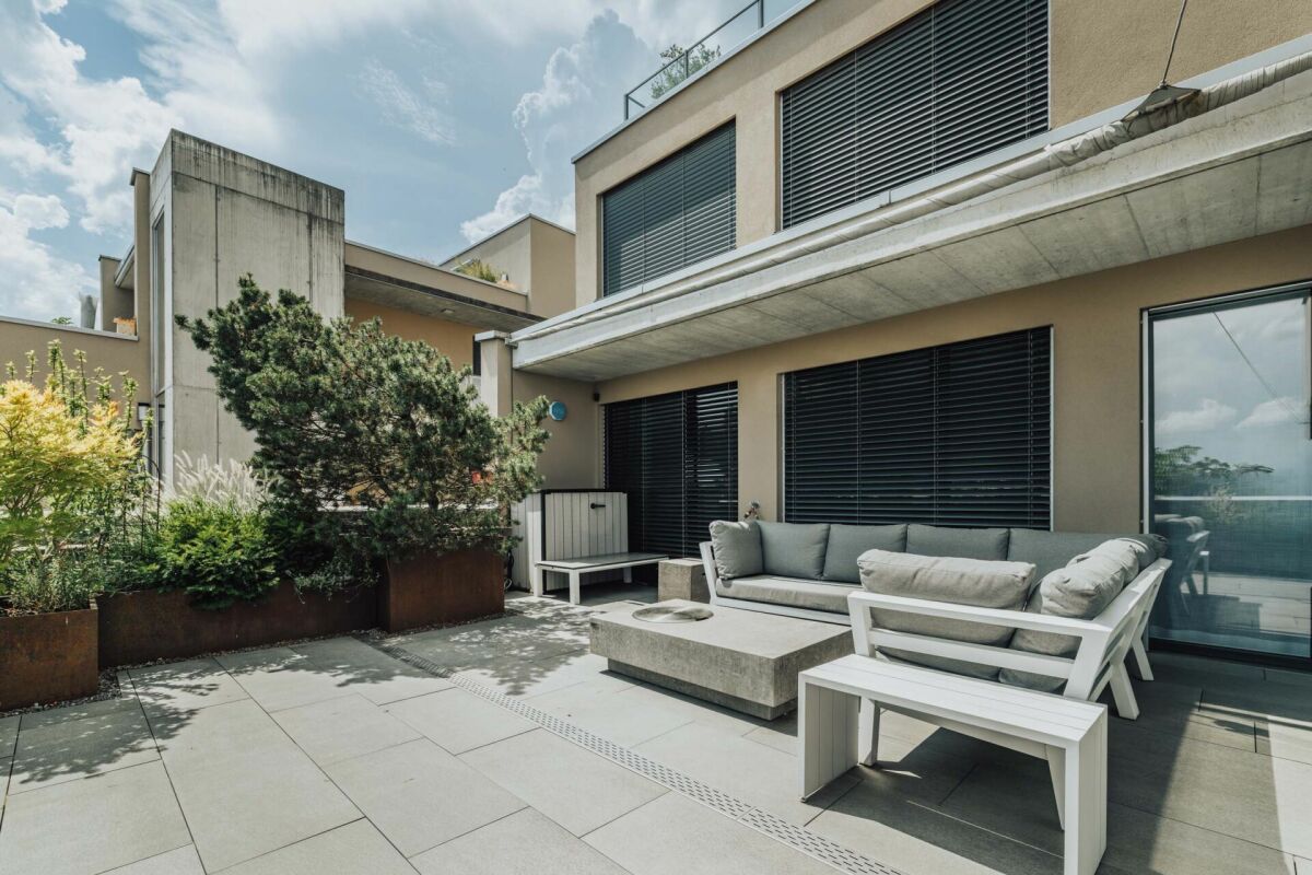 Moderne Terrasse mit Lounge-Möbeln