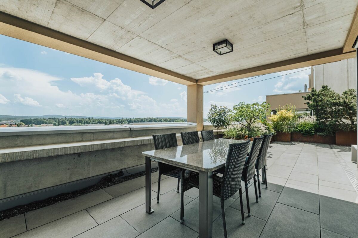 Dachterrasse mit Essbereich und Fernblick