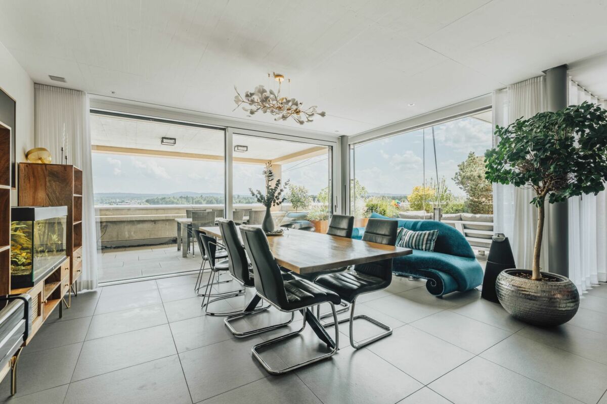 Offener Wohn- und Essbereich mit Terrasse