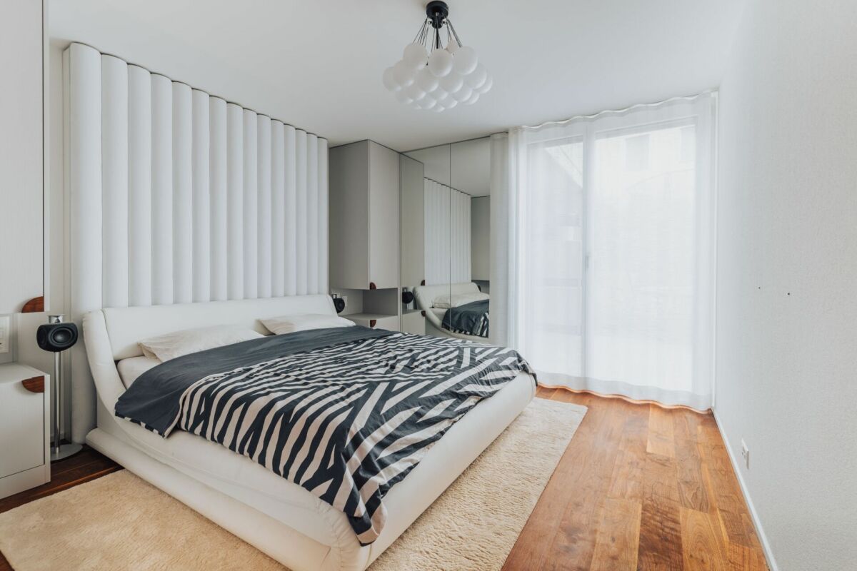Modernes Schlafzimmer mit viel Tageslicht