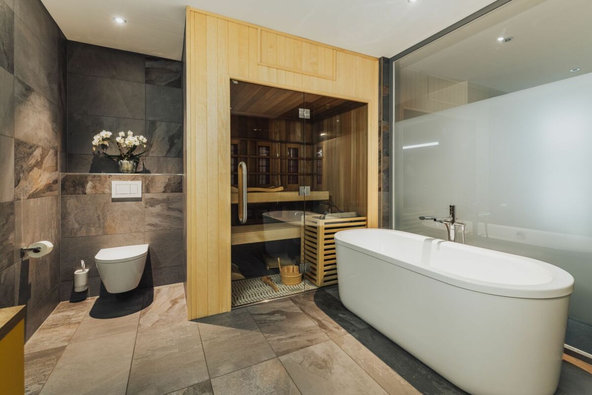 Modernes Bad mit Sauna und freistehender Wanne