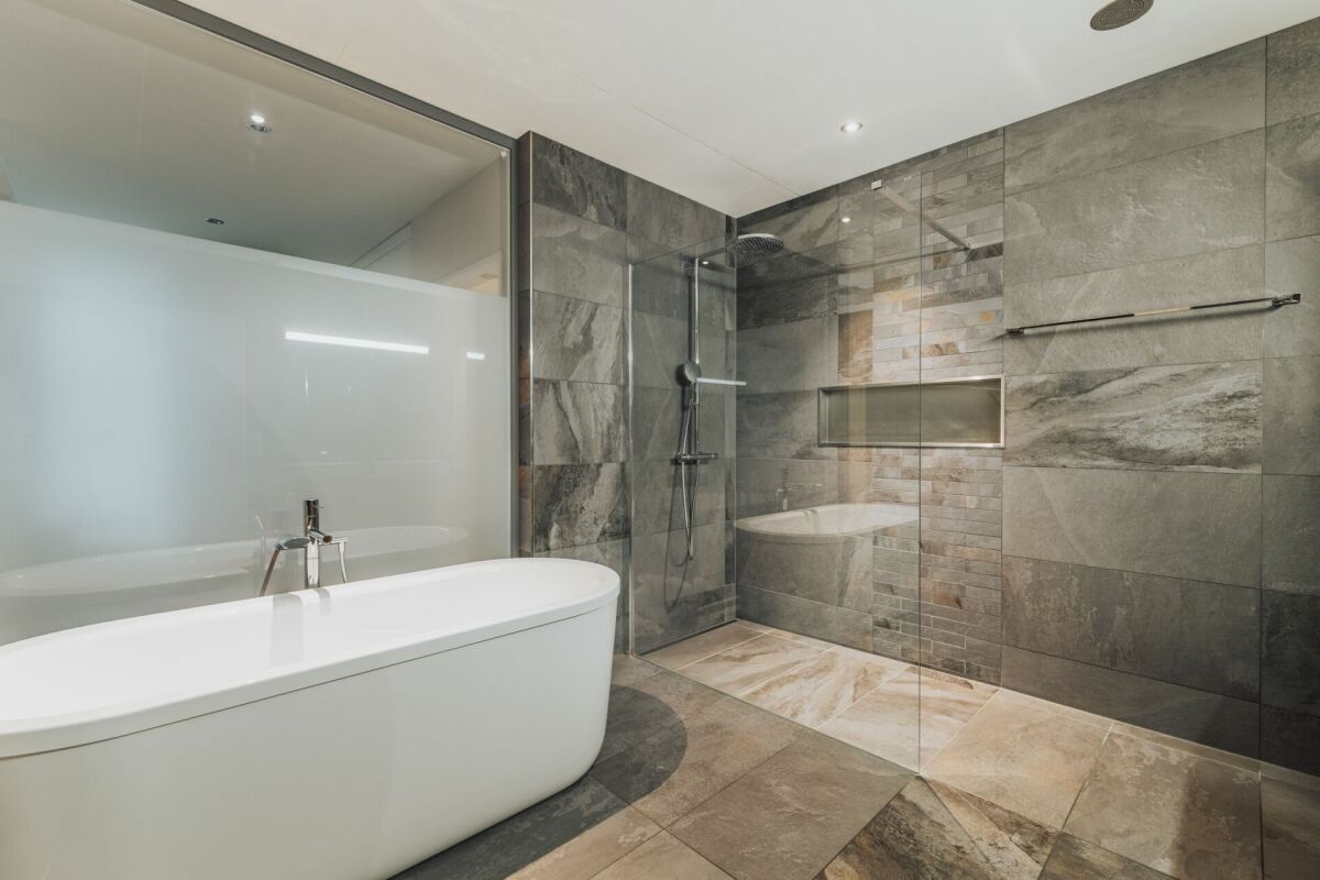 Modernes Badezimmer mit freistehender Badewanne und begehbarer Dusche