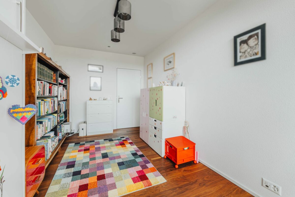 Bunt eingerichteter Flur mit Bücherregal