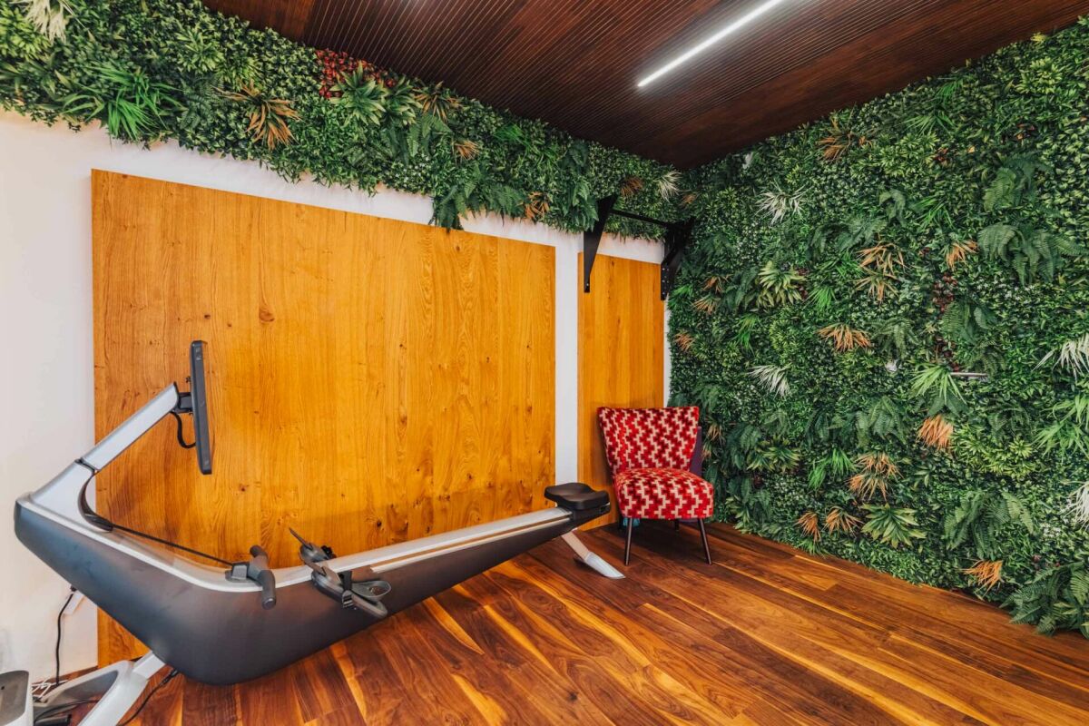 Fitnessraum mit vertikaler Pflanzenwand