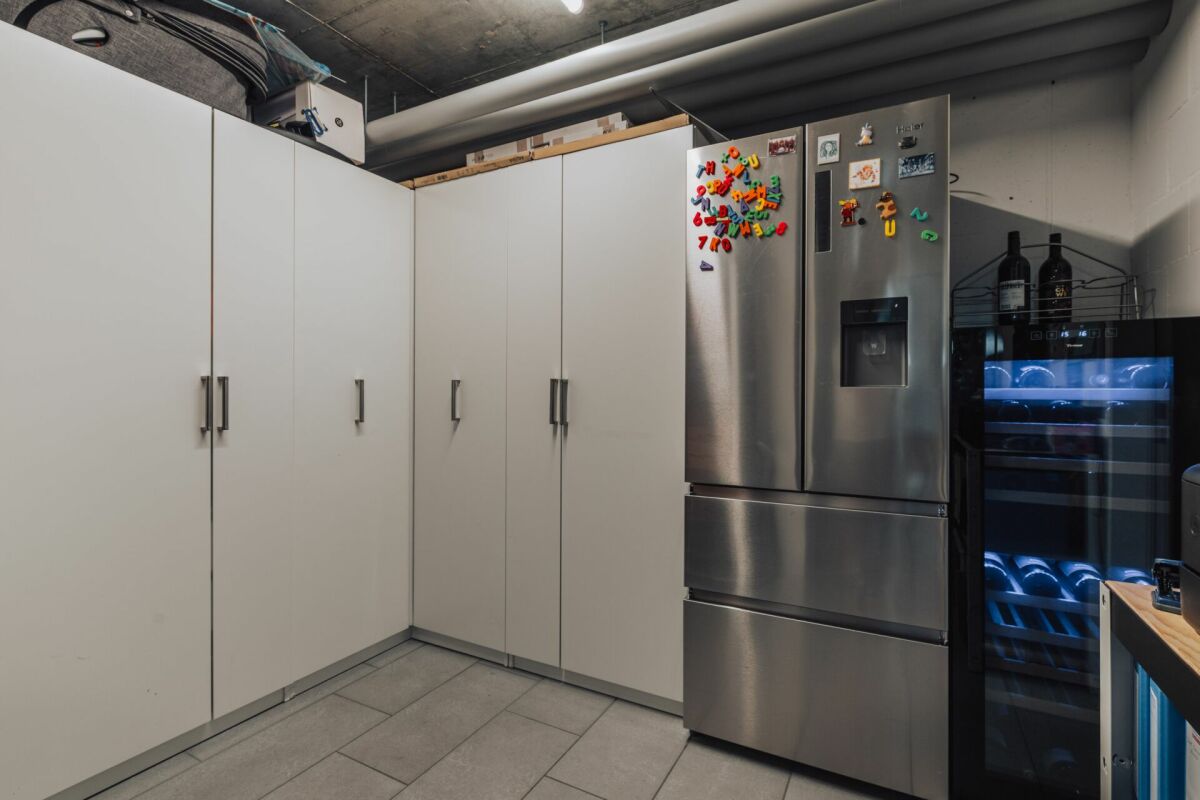 Moderne Vorrats- und Küchenzone im Keller