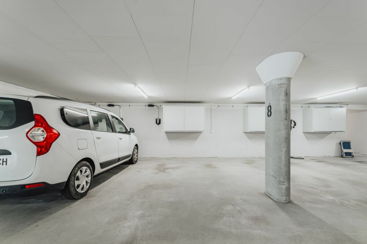 Tiefgarage mit geparktem Pkw