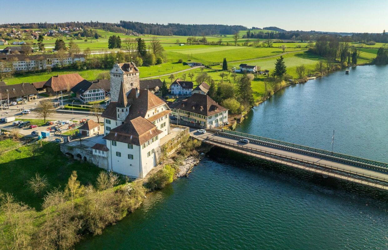 Historisches Gebäude am Wasser mit Brücke