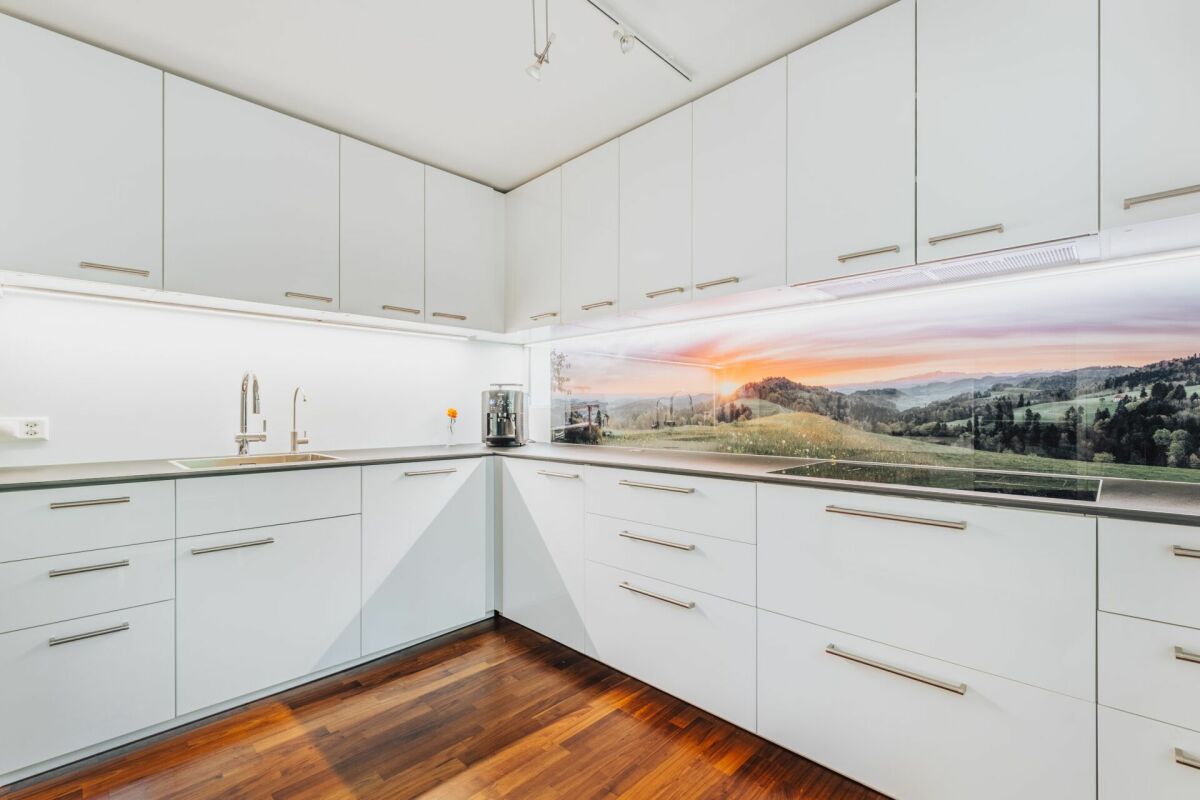 Helle, moderne Küche mit Panorama-Rückwand