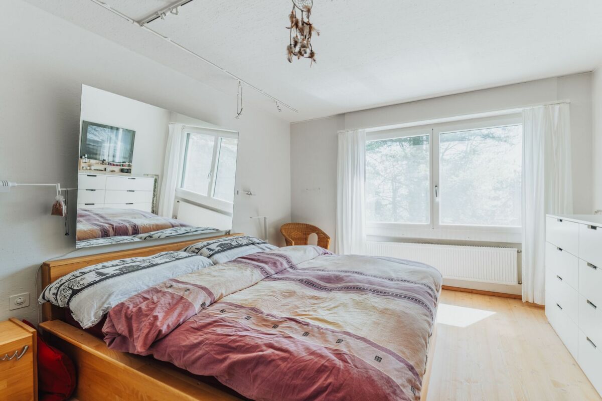 Helles Schlafzimmer mit großem Fenster