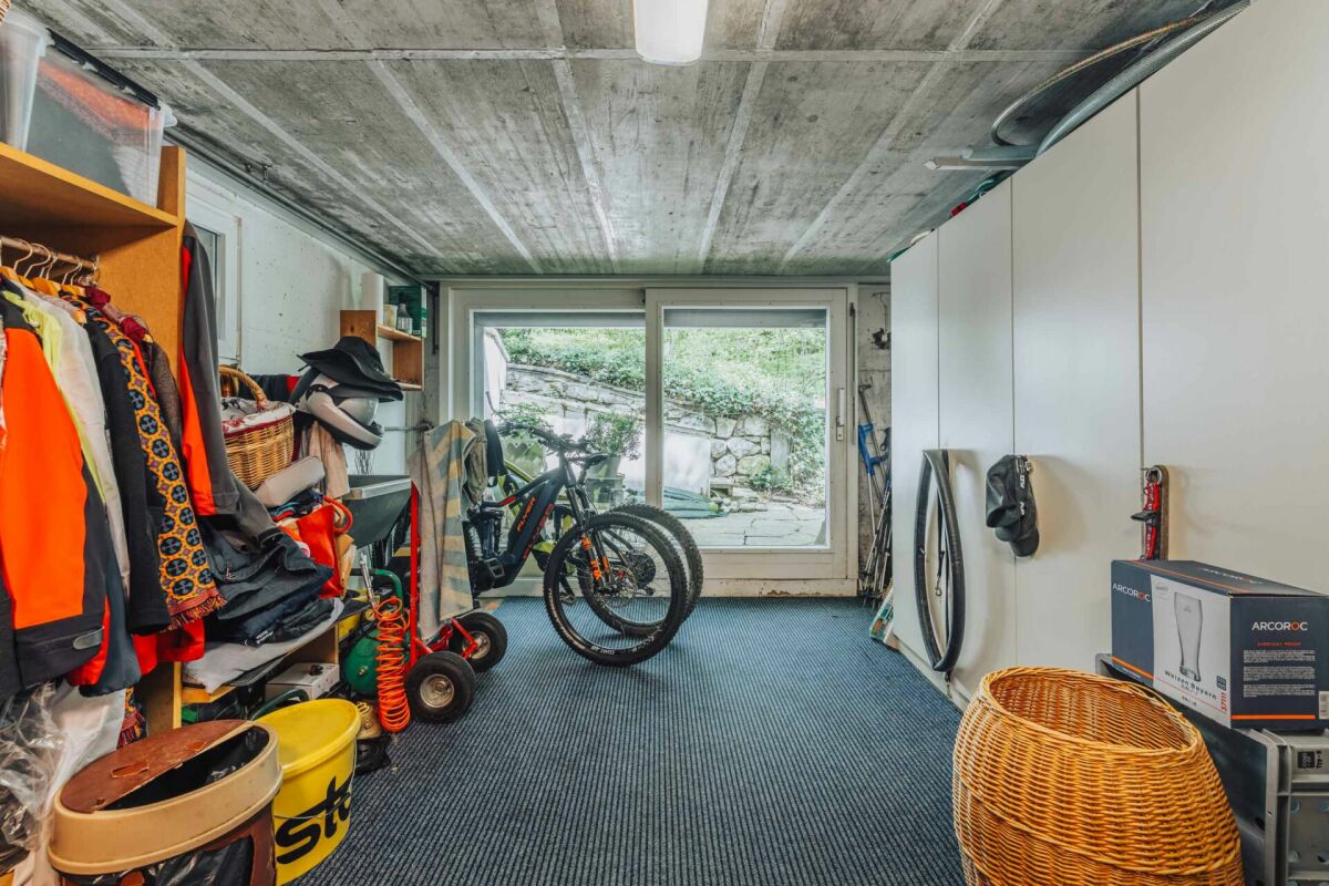 Keller-/Abstellraum mit Fahrrad und Garderobe