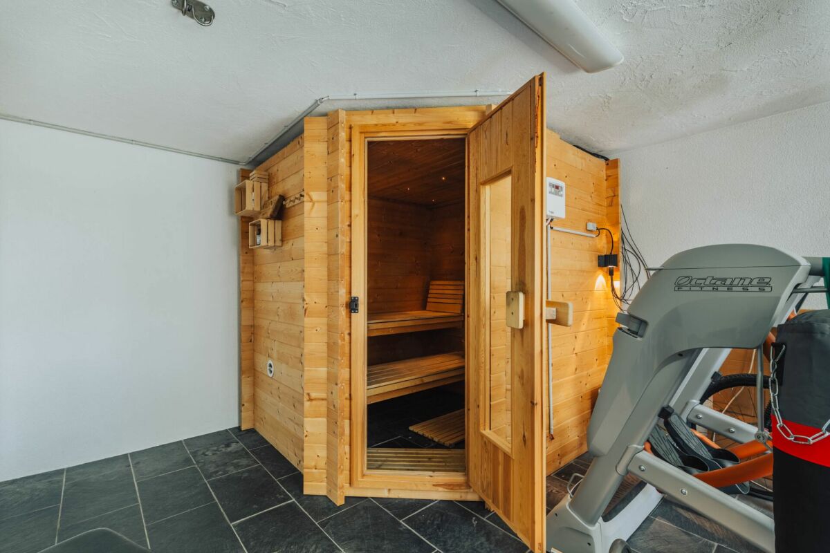 Holzsauna im Kellerraum