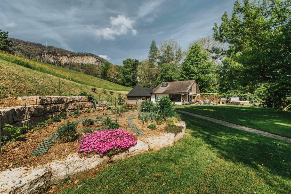 Landschaftliches Anwesen mit Garten und Nebengebäude