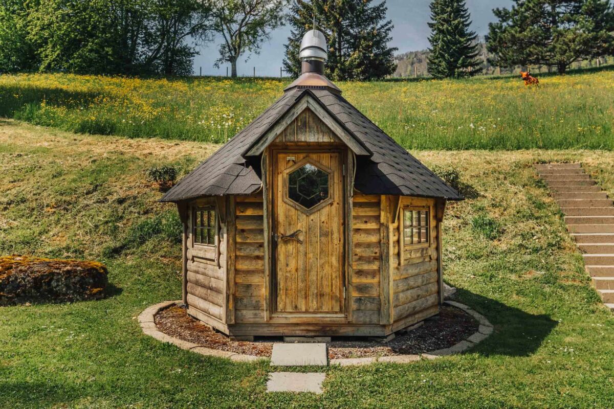 Kleine Holzhütte im Grünen