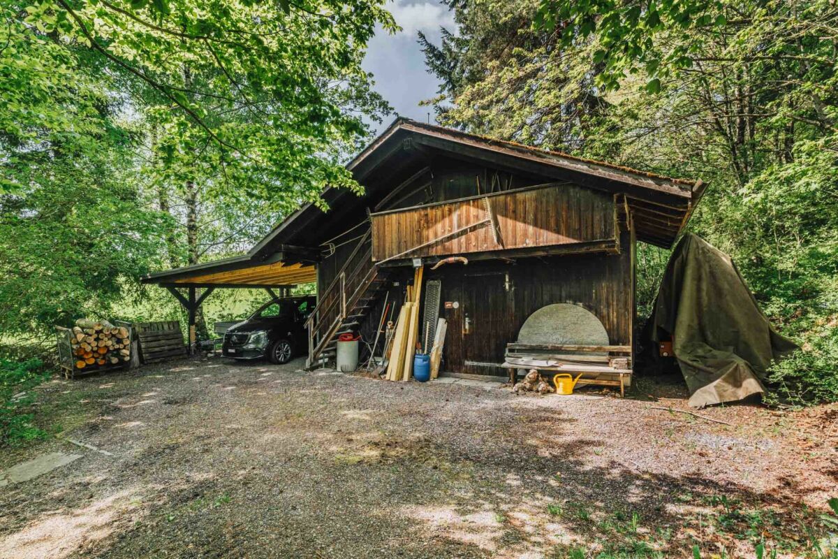 Rustikales Holzhaus im Grünen