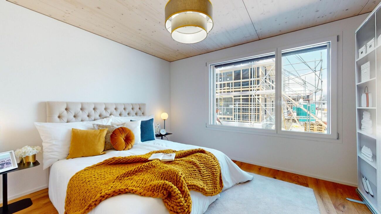 Helles Schlafzimmer mit Blick auf eine Baustelle