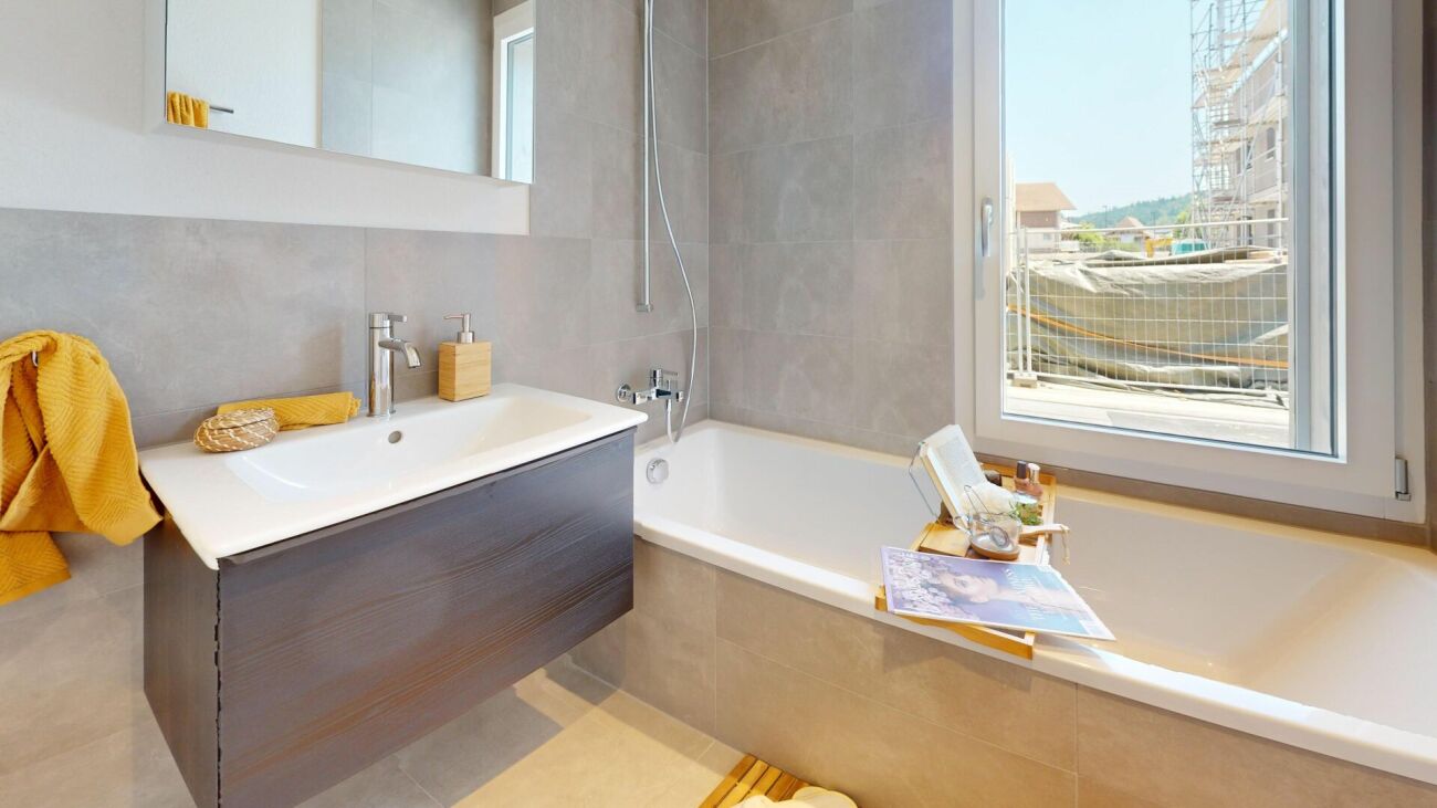 Modernes Badezimmer mit Badewanne und Fenster