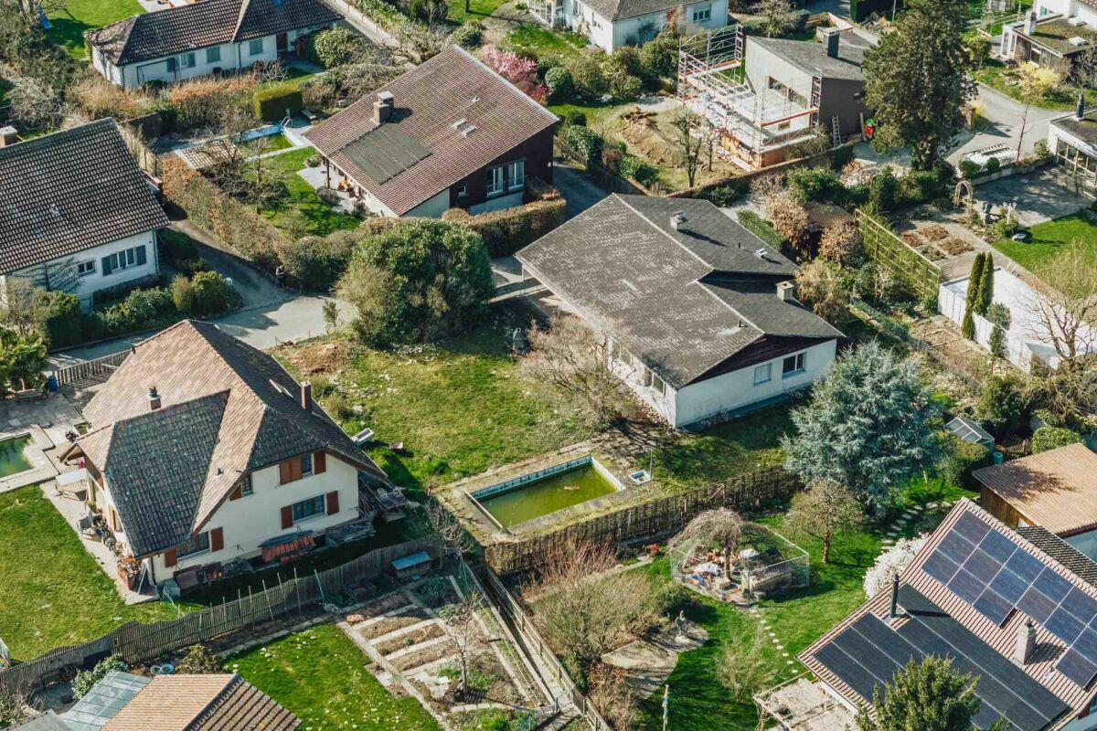 Luftaufnahme einer Garten- und Siedlungsansicht