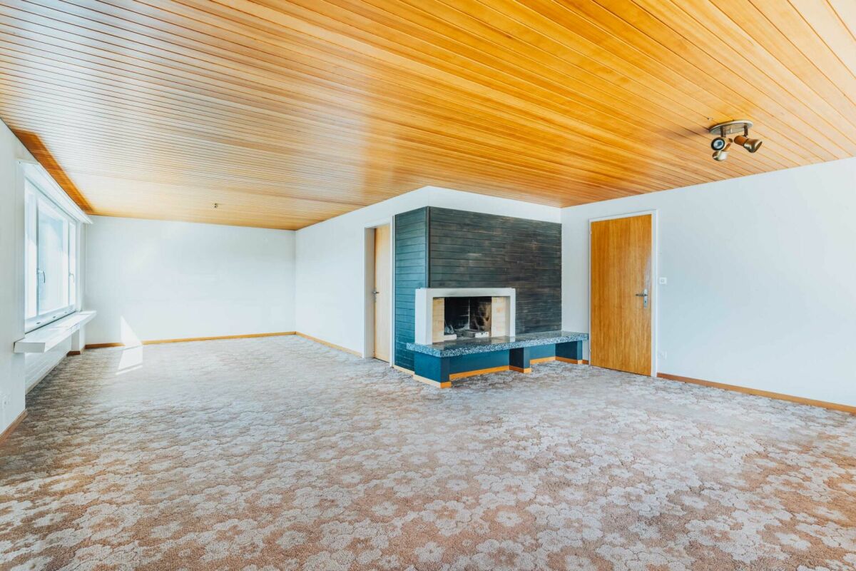 Großer Wohnraum mit Kamin