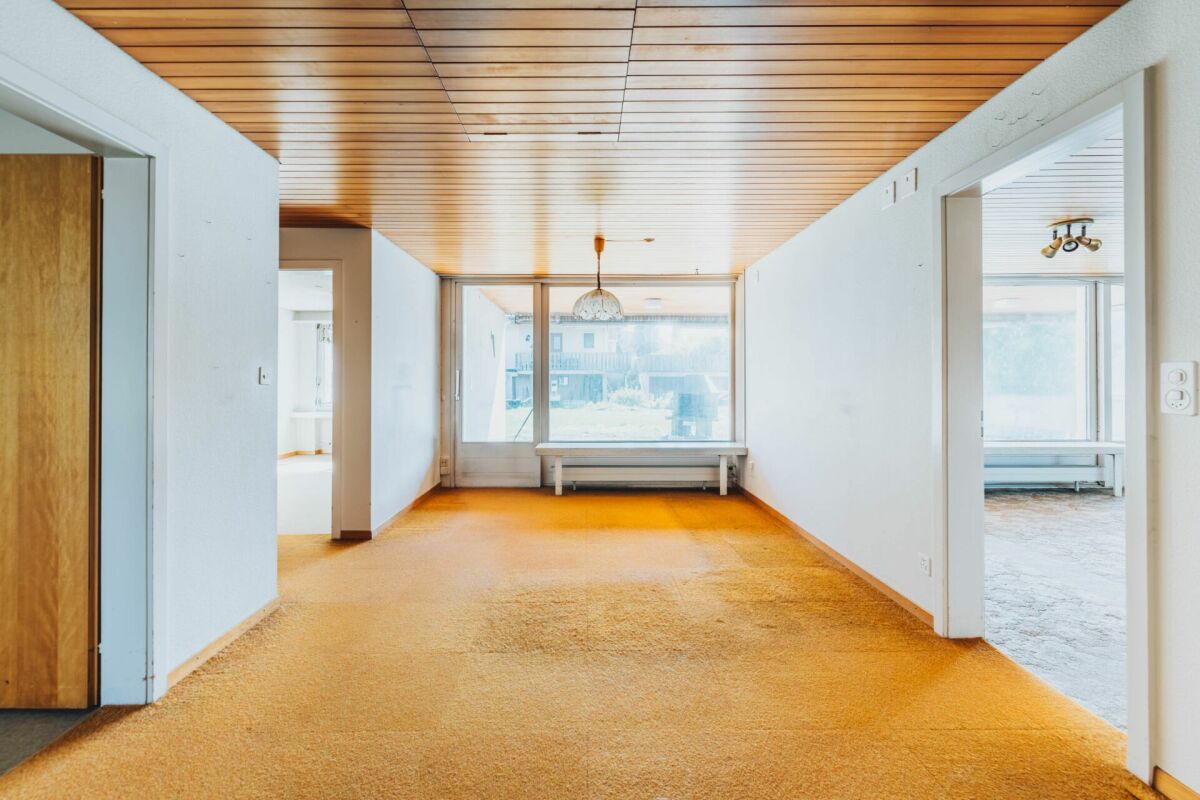 Flur mit Holzdecke und großem Fenster