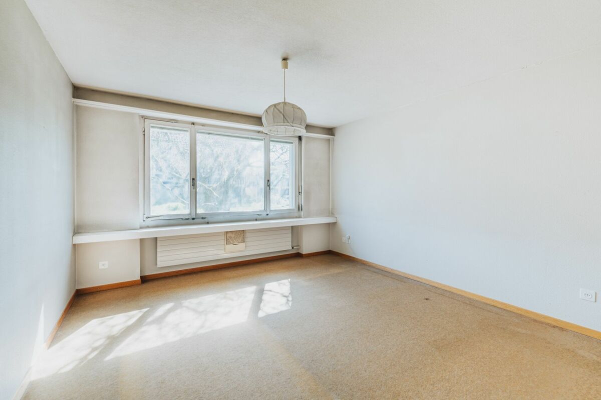 Heller leerer Raum mit großem Fenster