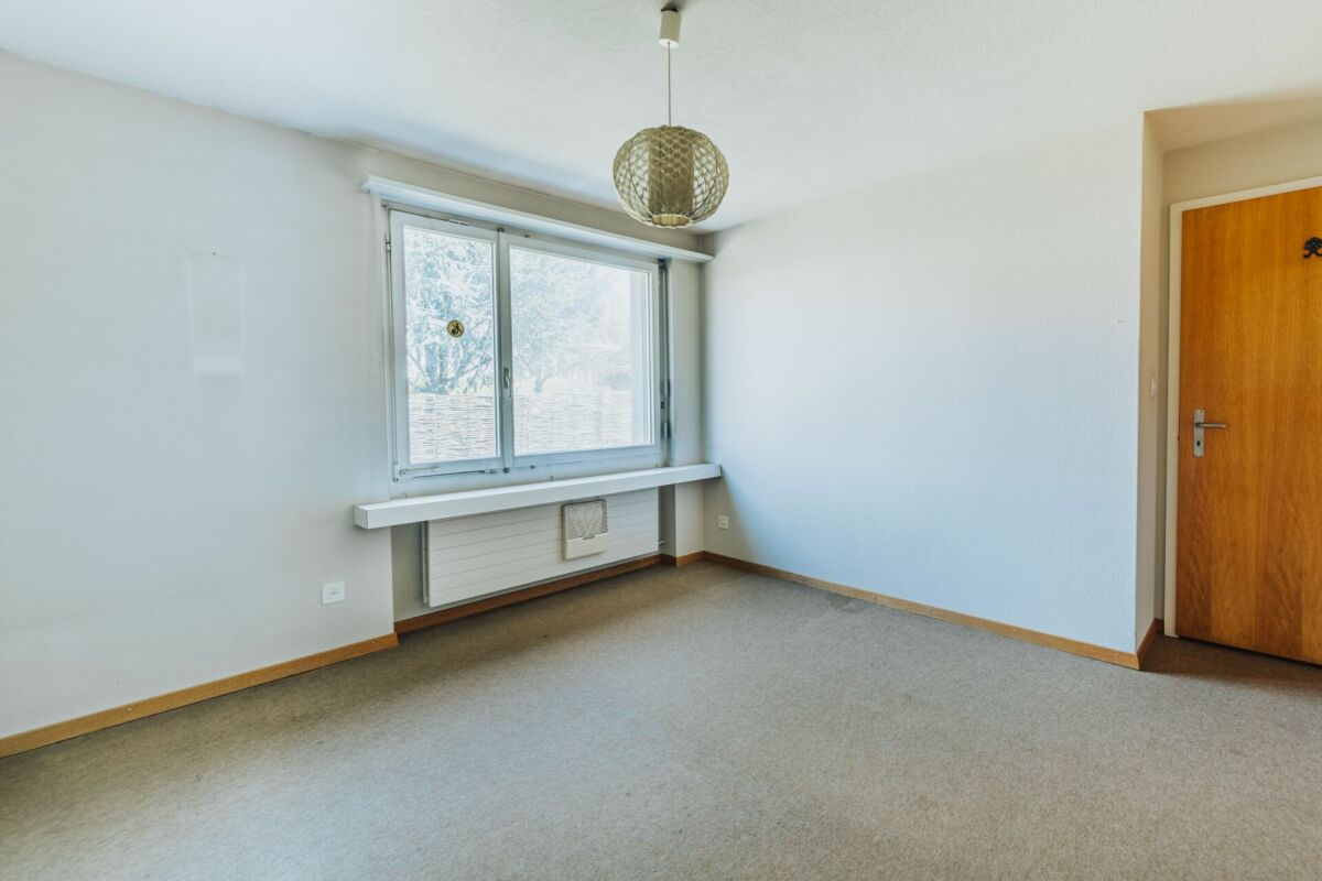 Leeres Zimmer mit Fenster und Tür