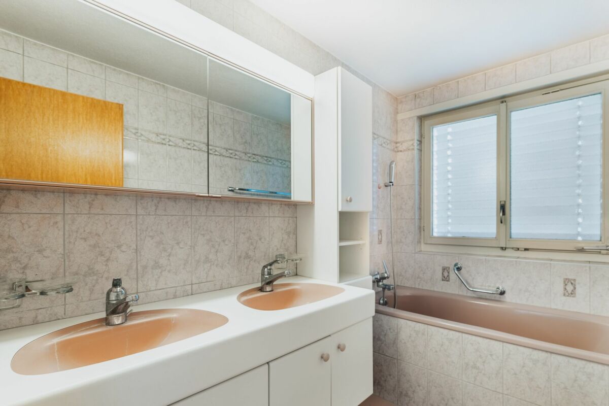 Badezimmer mit Doppelwaschbecken und Wanne