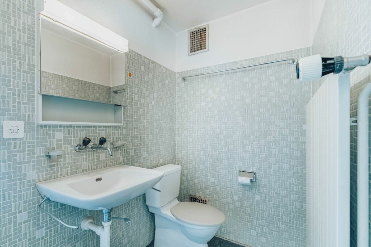 Kleines Badezimmer mit Waschbecken und WC