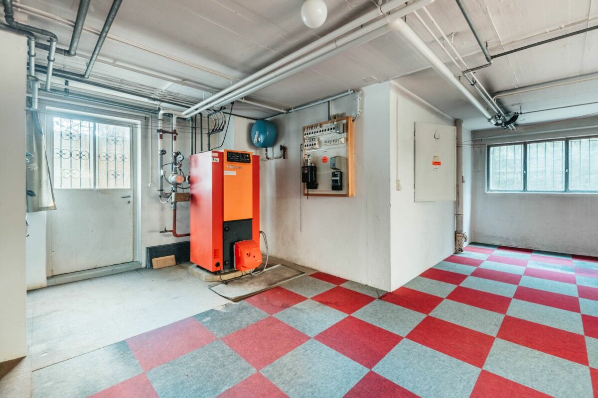 Heizraum/Keller mit Technik und Schachbrettboden