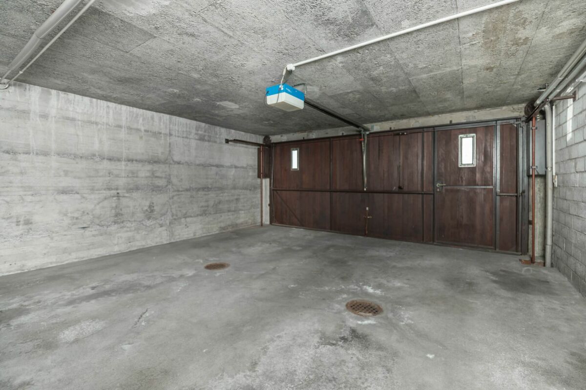 Garage mit Betonwänden und Holztor