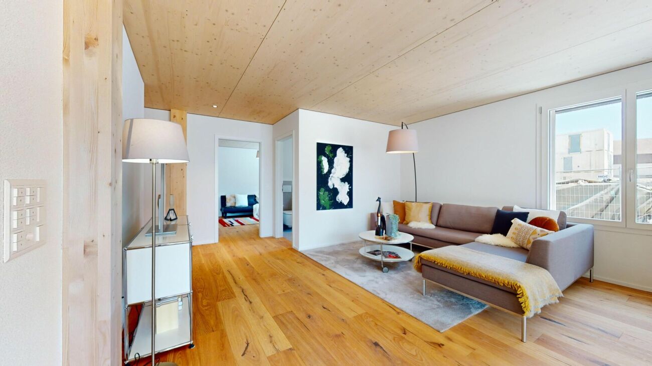 Helles Wohnzimmer mit Holzdecke