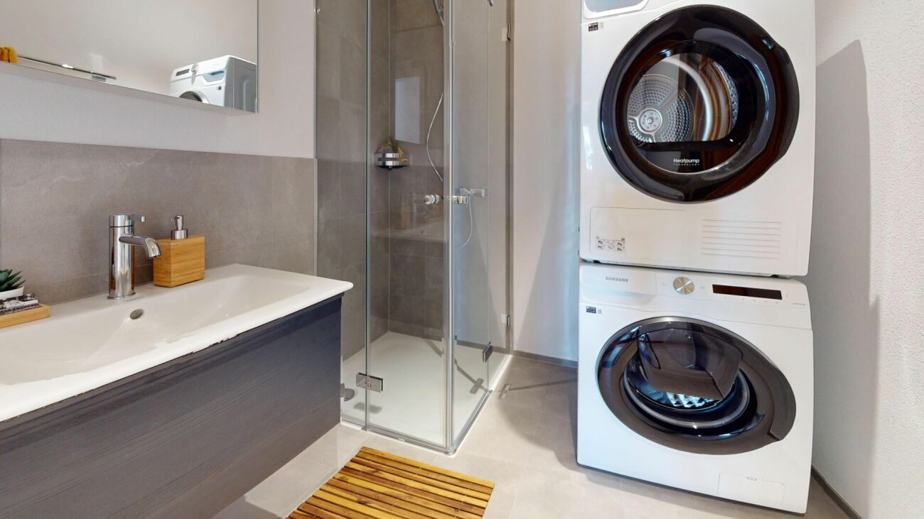 Modernes Badezimmer mit Waschtisch, Dusche und Waschturm