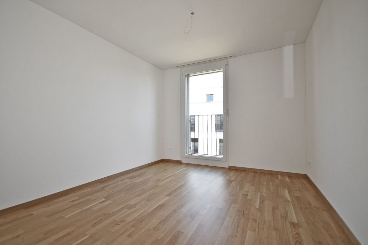 Leeres Zimmer mit Holzboden und Balkontür