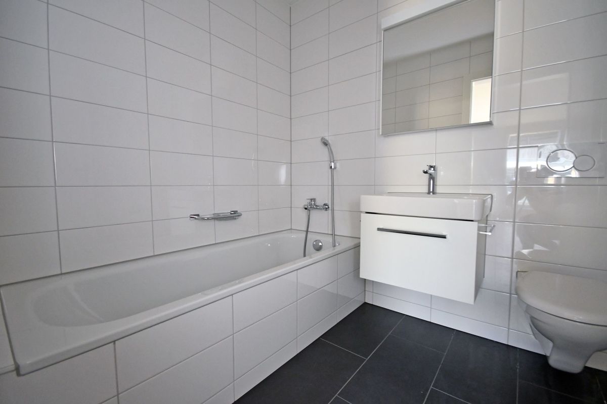 Modernes Badezimmer mit Badewanne und Waschtisch